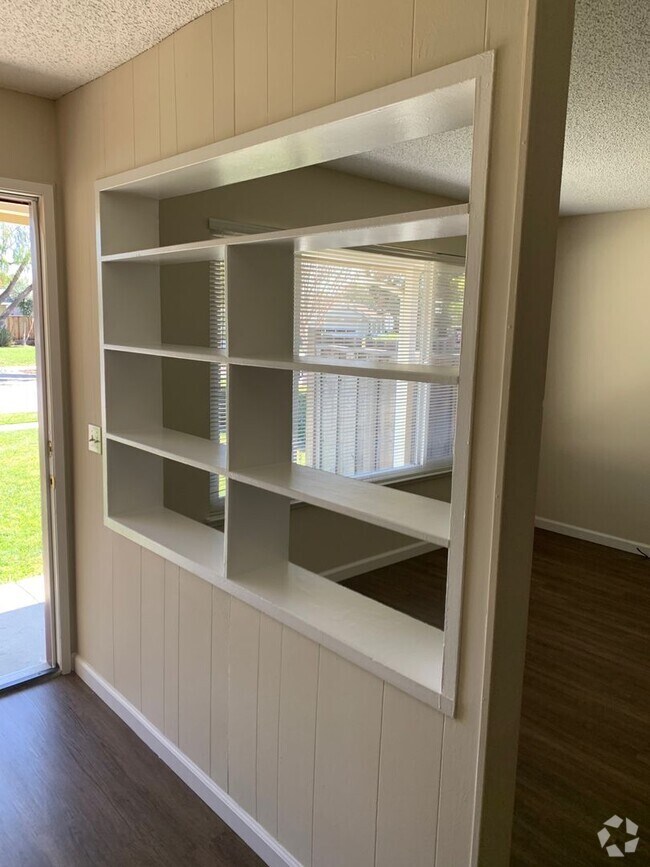 Building Photo - Excellent Value! Spacious Updated South Sa...