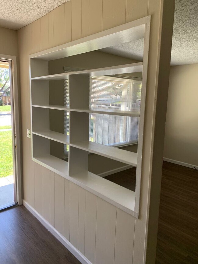 Primary Photo - Excellent Value! Spacious Updated South Sa...