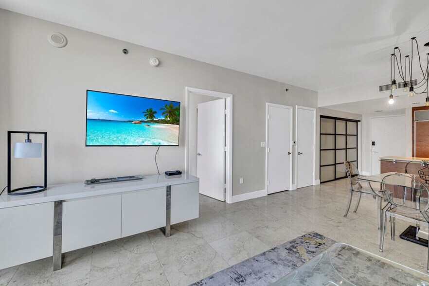 Building Photo - 481 Brickell Ave