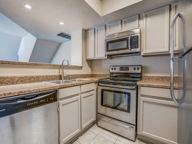 Building Photo - 2300 Balsam Dr