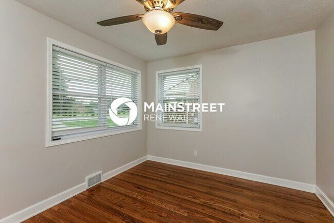 Building Photo - 3 Bedroom Pet-Friendly Home in LOUISVILLE, KY with Main Street Renewal