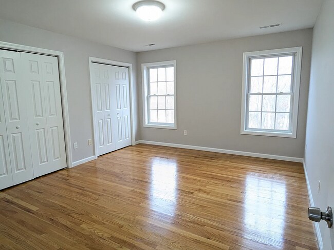 Building Photo - Spacious two-bedroom townhome