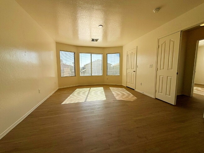 Building Photo - For Rent: Spacious 3 Bed, 2.5 Bath Home with Den & Bonus Room!