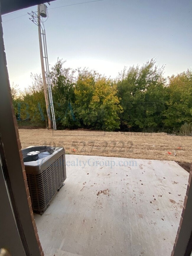 Building Photo - 3br 2ba duplex with 2 car garage!