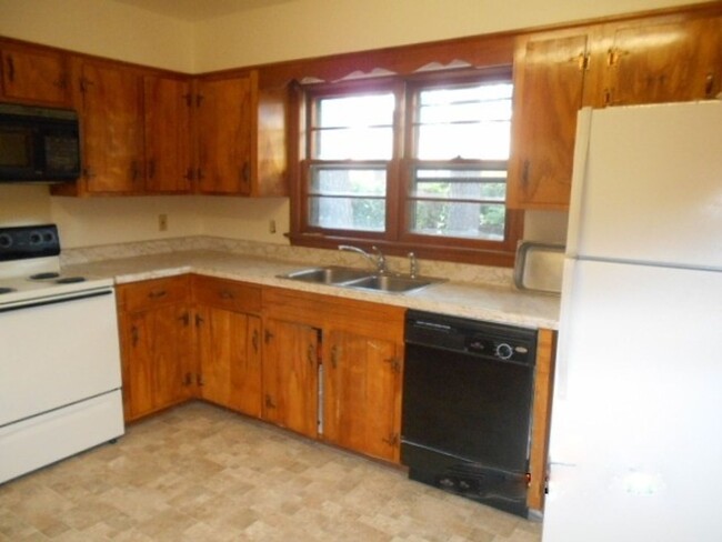 Building Photo - 3 BED 2 BATH RANCH IN ARROWHEAD