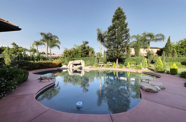 Building Photo - 2510 Tiverton Dr