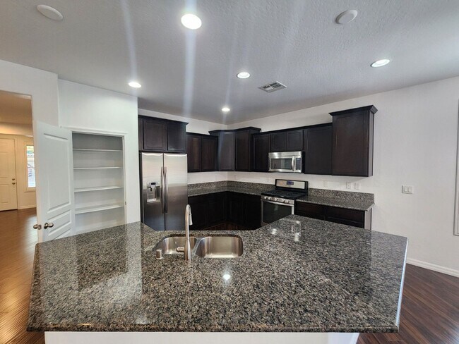 Building Photo - Lovely Single Story Home in Mountains Edge