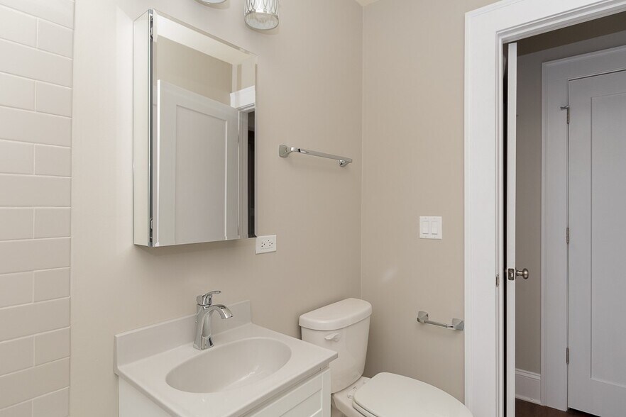 Building Photo - 817 W Lakeside Pl