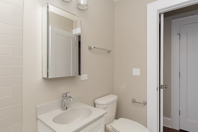 Building Photo - 817 W Lakeside Pl