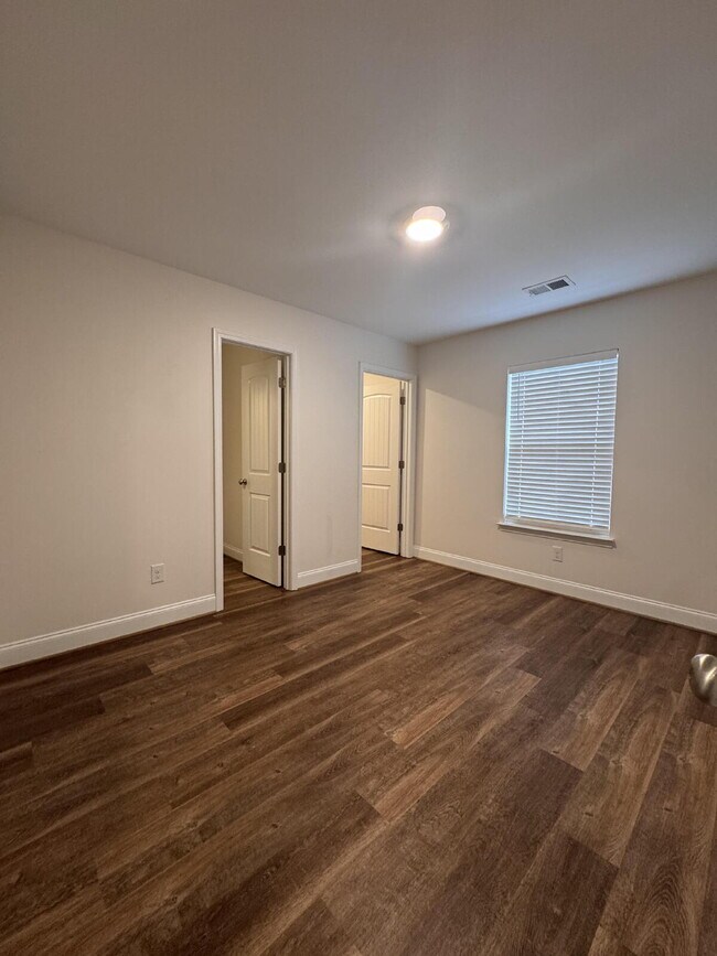 Building Photo - Beautiful 5-Bed, 3-Bath Home in Travelers ...