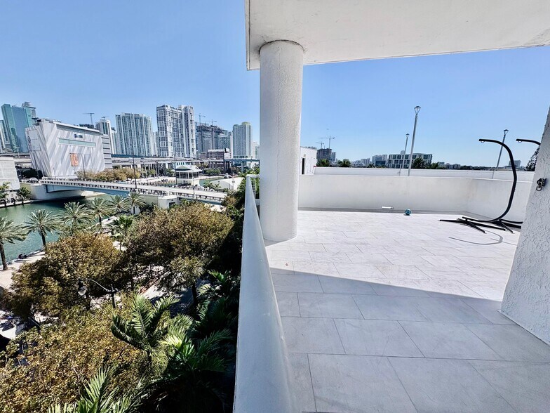 Balcony / Patio - 10 SW South River Dr