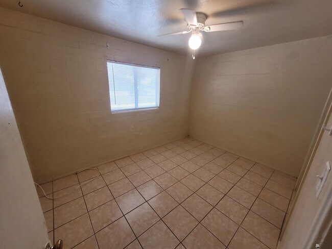 Building Photo - 276 S 17th Ave