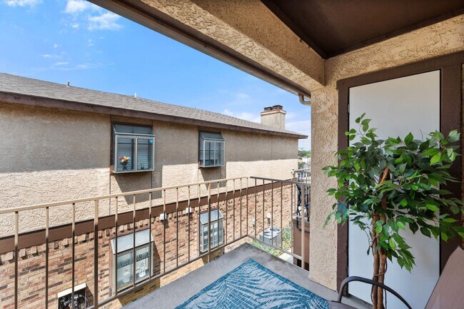 Building Photo - 1700 Crestpoint Dr