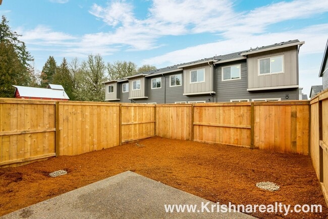 Building Photo - Beautiful 2021 Modern Build | 3 Bed | 2.5 Bath | Stylish Townhome in Laurel Woods