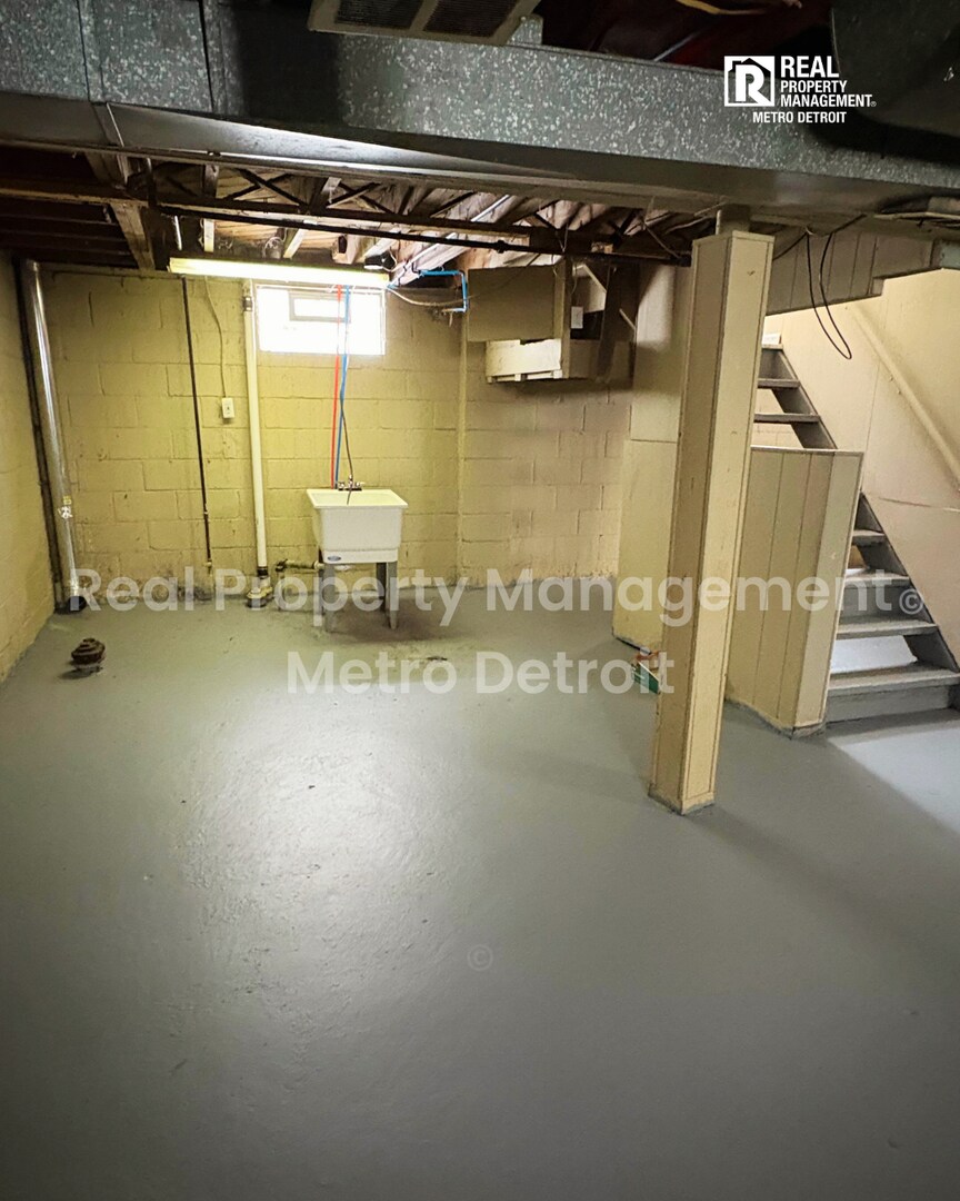 Building Photo - 21242 Beechwood Ave