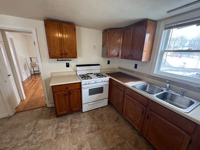 Building Photo - 33-35 Dinley St