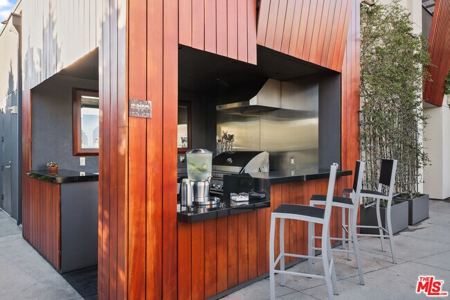 Building Photo - 6250 Hollywood Blvd