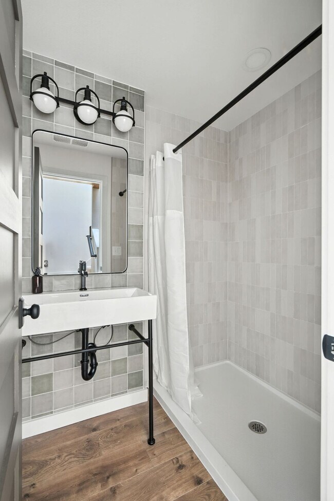 Building Photo - 925 NE 23rd Ave