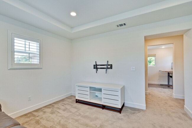 Building Photo - Modern Townhome in Prime Location — Walkab...