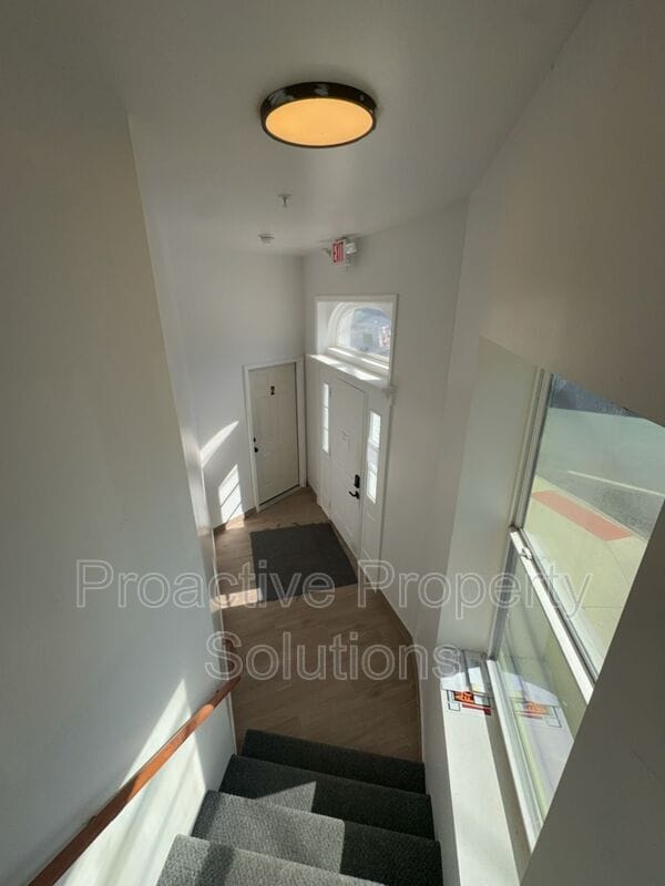 Building Photo - 730 N Main St