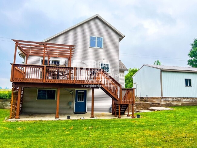 Building Photo - Spacious Country Home with Huge Yard and A...