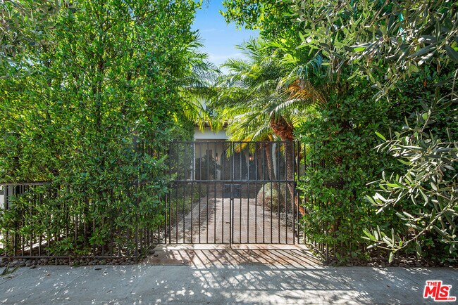 Building Photo - 9928 Toluca Lake Ave