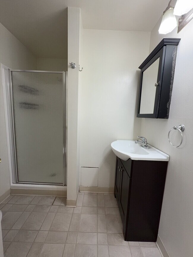 Building Photo - "Charming Riverside Retreat: Spacious 4-Be...