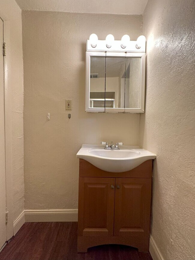 Building Photo - Bright 2BR in Oakland - Close to the University of Pittsburgh! Air Conditioning & On-site Laundry...
