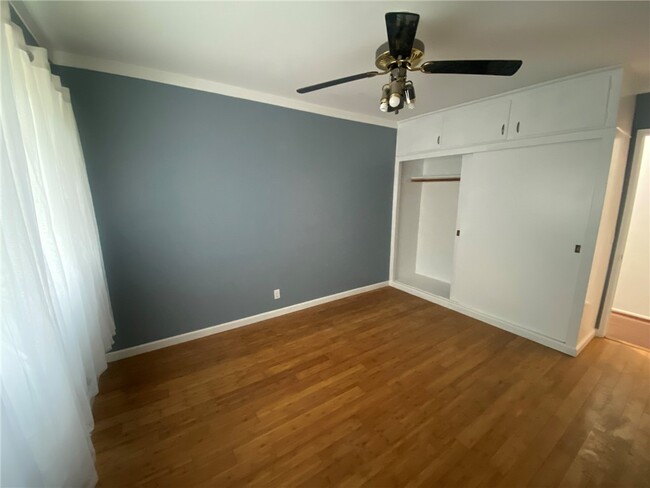Building Photo - 4968 W 59th St
