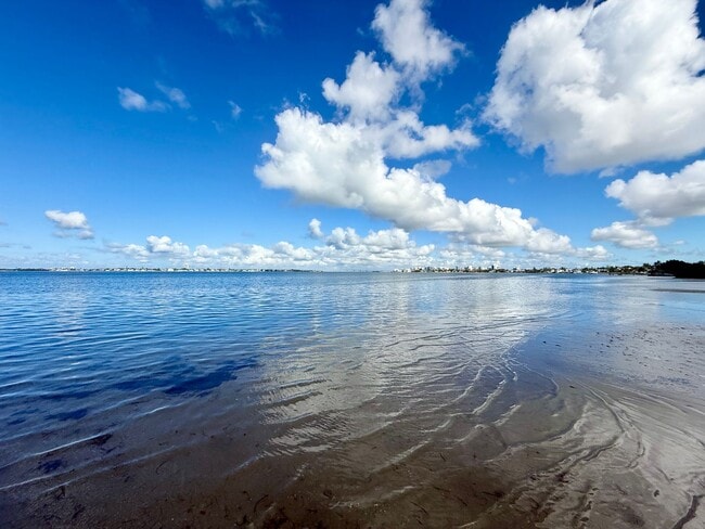 Building Photo - Close to Siesta Key Beach! 2 Bedroom Home