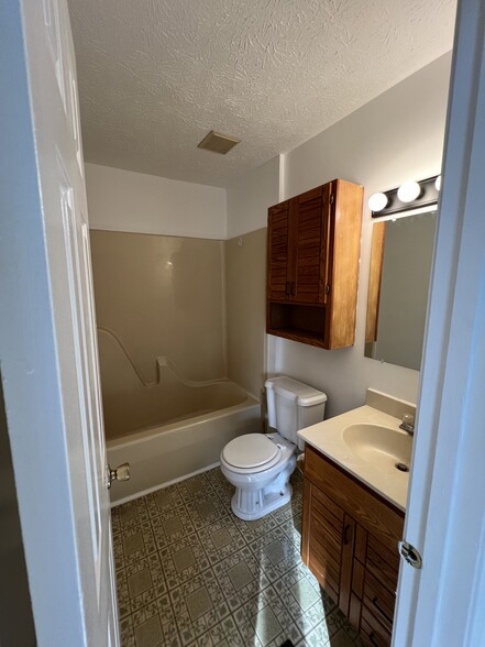 Primary bathroom - 117 Oak Moore Ct
