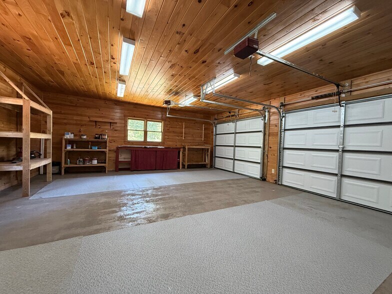 Building Photo - 303 Pine Ln