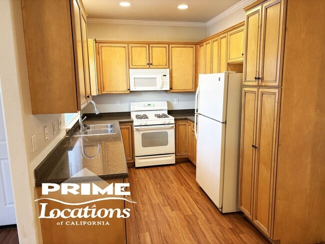 Building Photo - Best value 3 bedroom townhome condo with attached garage