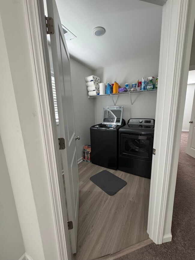 Building Photo - 551 Roseridge Dr