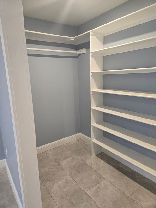 Building Photo - Charming 1 Bedroom Apartment