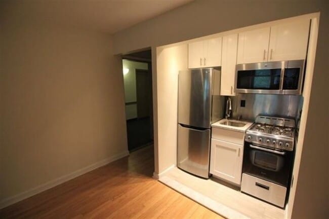 Building Photo - 295 York St