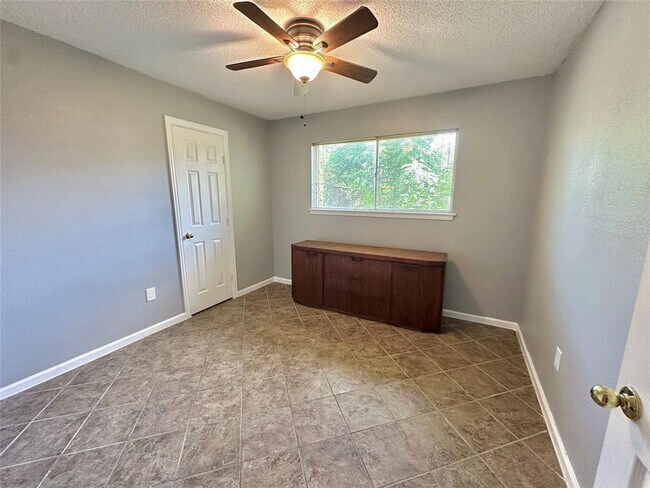 Building Photo - 1765 Hialeah Dr