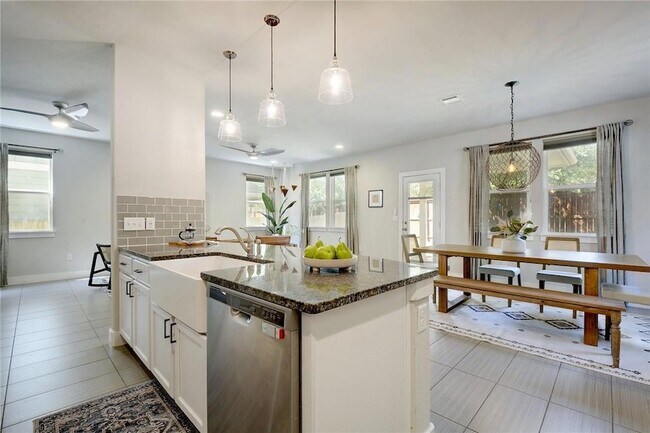 Building Photo - 7408 Buchholz St