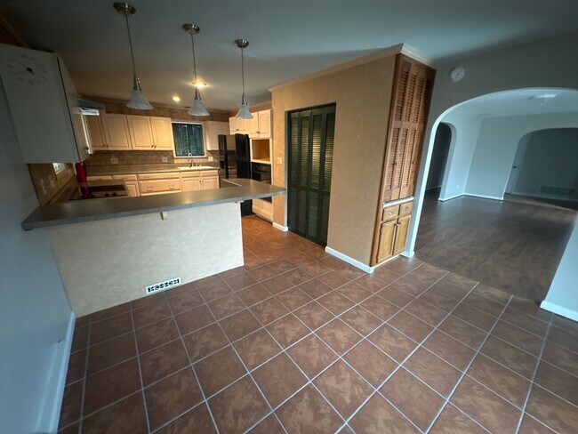 Building Photo - Spacious home with carport and garage!