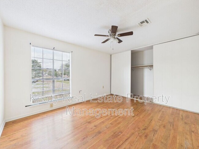Building Photo - 407 Fox Run Ave