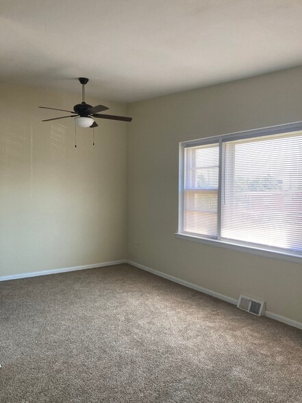 Dining area - 1801 Beyer Ave