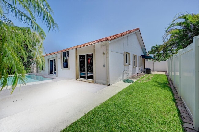 Building Photo - 7743 W Country Club Blvd