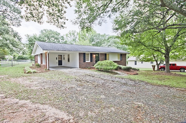 Building Photo - 212 Lakeshore Dr