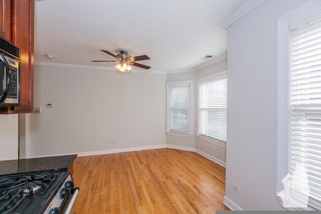 Building Photo - 624 W Roscoe St