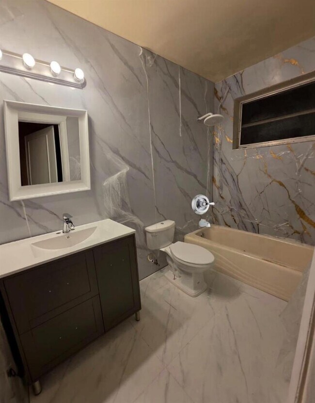 Building Photo - 2 bedroom in Miami FL 33161