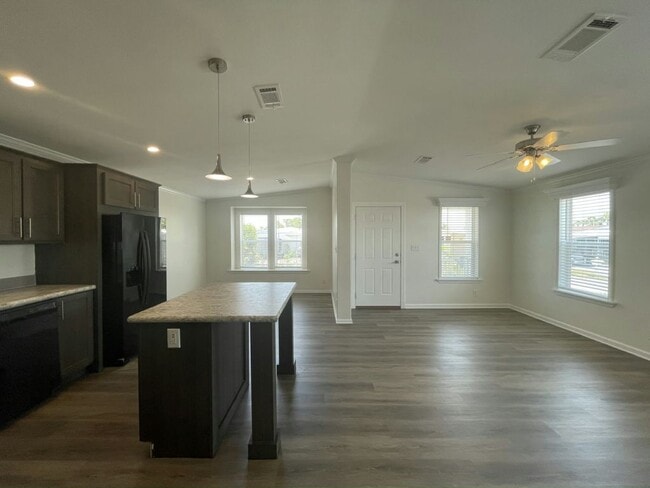 Building Photo - 912 Freeport W