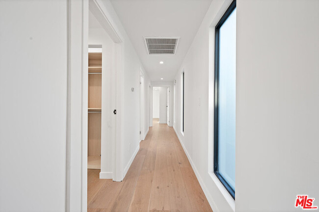 Building Photo - 8744 Skyline Dr