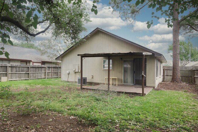 Building Photo - 10810 Parkland Woods Dr