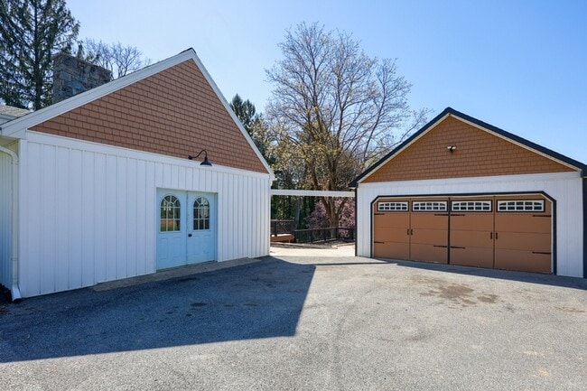 Building Photo - 1859 New Holland Pike
