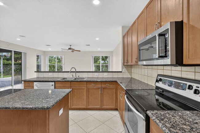 Building Photo - 9479 Sedgewood Dr